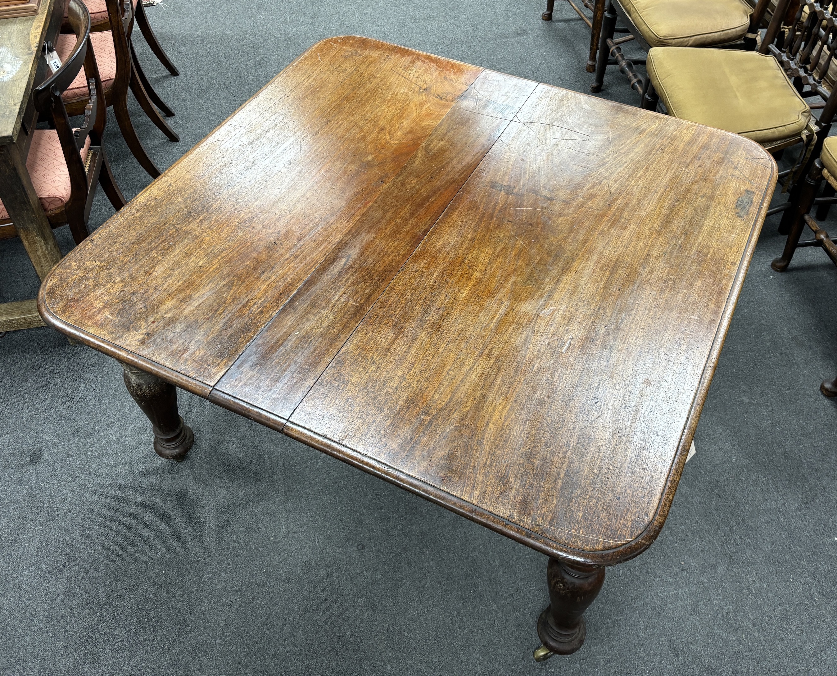 A Victorian mahogany dining table, no leaves, width 128cm, depth 122cm, height 73cm